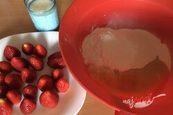 Príprava receptu Hrnčeková rýchlovka s jahodami, krok 2