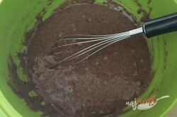 Príprava receptu Šťavnatý Milka koláč s grankom na hrnčeky, krok 3