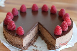Príprava receptu Ako pripraviť nepečený extra čokoládový cheesecake s malinami, krok 1