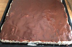 Príprava receptu Výborný makový zákusok s vanilkovým krémom a čokoládovou polevou, krok 13