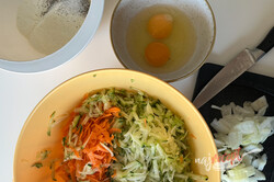 Príprava receptu Iba mrkva, cuketa, vajce, cibuľa a múka vám postačia na prípravu tých najlepších šťavnatých placiek., krok 2