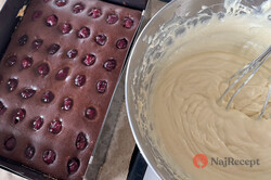 Príprava receptu Koláč, ktorý pobláznil internet - dvojfarebné višňové kocky s vanilkovým krémom, krok 3