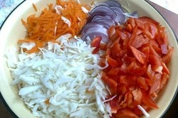 Príprava receptu Kapustový šalát s paprikou, cibuľou a mrkvou, krok 1