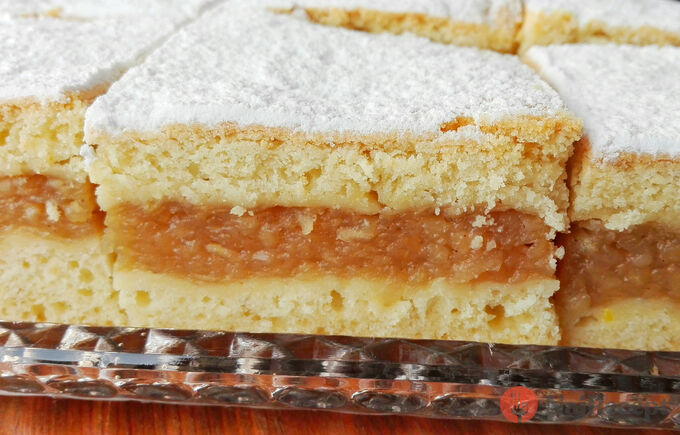 Tradičný jablkový koláč podľa receptu našich babičiek, ktorý sa vždy teší veľkej obľube.