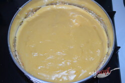 Príprava receptu Nepečená torta s krémom z kondenzovaného mlieka s jahodami a šľahačkou, krok 6