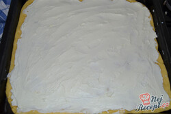 Príprava receptu Kysnutý koláč s tvarohom, marhuľami a posýpkou, krok 5
