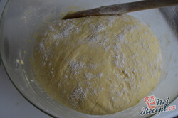 Príprava receptu Kysnutý koláč s tvarohom, marhuľami a posýpkou, krok 4