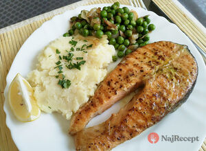 Recept Pripravte si lososa na masle so zemiakovo-zelerovým pyré a hráškom. Zdravý obed pre celú rodinu.