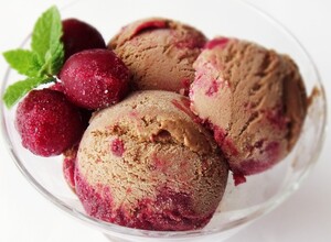 Recept Domáca exkluzívna čokoládová zmrzlina s čerešňovou omáčkou