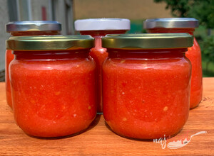 Recept Cesnakovo paradajková zmes za studena, ktorú netreba ani zavárať a nepokazí sa.