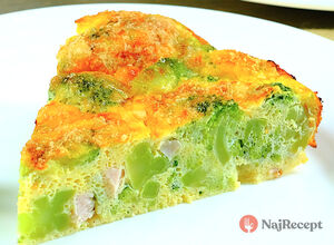 Recept Zdravá slaná torta z brokolice, jogurtu a vajíčka. Nepotrebujete múku a dochutíte ju surovinami podľa vašej chuti.