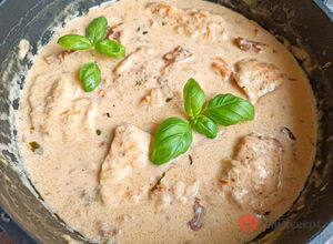 Recept Najlepšie fit kuracie prsia na toskánsky spôsob. Rýchle a chutné kuracie v syrovej omáčke so sušenými paradajkami.