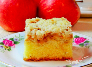 Recept Hrnčekový koláč s jablkami a posýpkou
