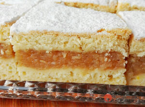 Tradičný jablkový koláč podľa receptu našich babičiek, ktorý sa vždy teší veľkej obľube.