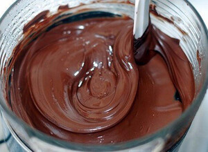 Recept 3 tipy na čokoládovú polevu, ktorá sa pri krájaní neláme