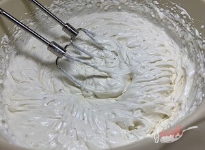 Recept Ľahký mascarpone-šľahačkový krém, ktorý sa hodí do každej torty a je hotový za 10 minút.