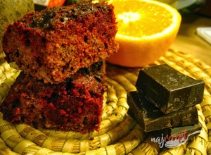 Recept Bezlepkový cviklový koláč s cviklovo-pomarančovým sirupom a strúhanou čokoládou