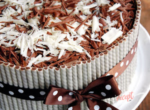 Recept Narodeninová čokoládová torta s mascarpone krémom a jahodami
