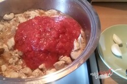 Príprava receptu Cestoviny s kuracím mäsom v paradajkovej omáčke, krok 4