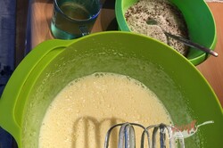 Príprava receptu Veľmi šťavnatý Milka koláčik z hrnčeka, krok 2