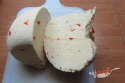 Recept Domáci syr, ktorý zvládne aj začiatočník. Z 2 l mlieka vyrobíte 1 kg syra.