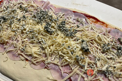 Recept na najlepšie a dokonalé pizzovníky so šunkou, nivou, cibuľou a posypané syrom, krok 1