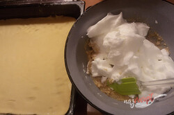 Príprava receptu Linecký orechový koláčik sa žĺtkovou polevou, krok 9