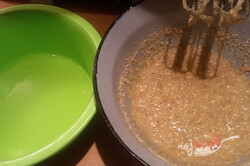 Príprava receptu Linecký orechový koláčik sa žĺtkovou polevou, krok 7