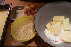 Príprava receptu Linecký orechový koláčik sa žĺtkovou polevou, krok 6