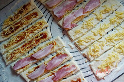 Príprava receptu Vynikajúce párty twister tyčinky so slaninou a syrom, krok 2
