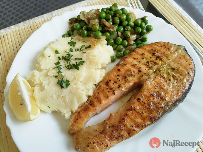 Recept Pripravte si lososa na masle so zemiakovo-zelerovým pyré a hráškom. Zdravý obed pre celú rodinu.