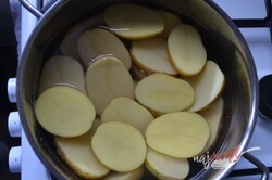 Príprava receptu Zemiaky s cesnakom, smotanou a syrom, krok 1