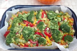 Príprava receptu Zapečená brokolica so zeleninou a vajíčkom, krok 3
