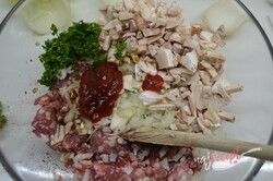 Príprava receptu Cibuľové bombičky s mletým mäsom a slaninou, krok 1