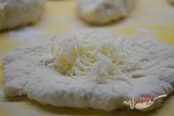 Príprava receptu Kefírové placky so syrom. Super náhrada pečiva na raňajky., krok 4