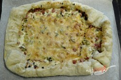 Príprava receptu Fantastická falošná pizza so základom z kyslej smotany, ktorú pripravíte úplne jednoducho, krok 3