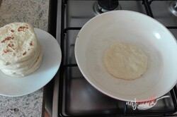 Príprava receptu Extra rýchle cesnakové placky plnené syrom, perfektné ako náhrada pečiva na grilovačku!, krok 1