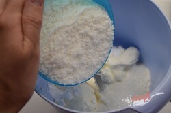 Príprava receptu Krehká kokosová roláda s mascarpone krémom, krok 6