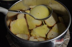 Príprava receptu Žemľovka s jablkami a hrozienkami a bielkovou perinkou, krok 4