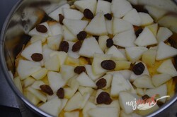 Príprava receptu Žemľovka s jablkami a hrozienkami a bielkovou perinkou, krok 6