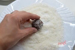Príprava receptu Nepečené vianočné kokosové guľky s čokoládou, ktoré máte hotové za pol hodinku, krok 5