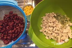 Príprava receptu Ľahký šalát s kuracím mäsom, fazuľou a syrom, krok 2