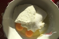 Príprava receptu Dvojfarebný tvarohový koláč s ovocím, krok 7