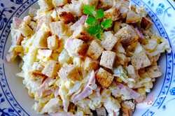 Príprava receptu Šalát so šunkou a syrom preliaty majonézovou omáčkou s kôprom a chrumkavými krutónmi, krok 1