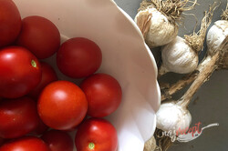 Príprava receptu Cesnakovo paradajková zmes za studena, ktorú netreba ani zavárať a nepokazí sa., krok 1