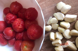 Príprava receptu Cesnakovo paradajková zmes za studena, ktorú netreba ani zavárať a nepokazí sa., krok 4