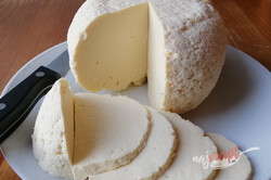 Príprava receptu Domáci syr, ktorý zvládne aj začiatočník. Z 2 l mlieka vyrobíte 1 kg syra., krok 2