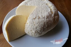 Príprava receptu Domáci syr, ktorý zvládne aj začiatočník. Z 2 l mlieka vyrobíte 1 kg syra., krok 1