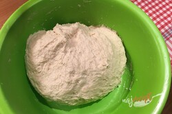 Príprava receptu Najlepšia náhrada chleba z hrnčeka. Placky z bieleho jogurtu, ktoré zvládne pripraviť aj začiatočník., krok 5