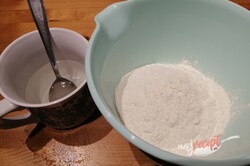 Príprava receptu Len voda, múka a olej. Pár minút a máte hotovú najlepšiu náhradu chleba., krok 1